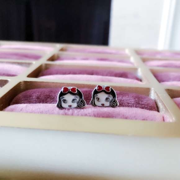 Sterling Silver Snow white Earrings - Picture 3 of 4
